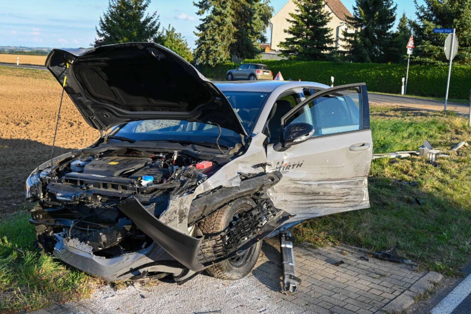 Beide Autos mussten abgeschleppt werden.