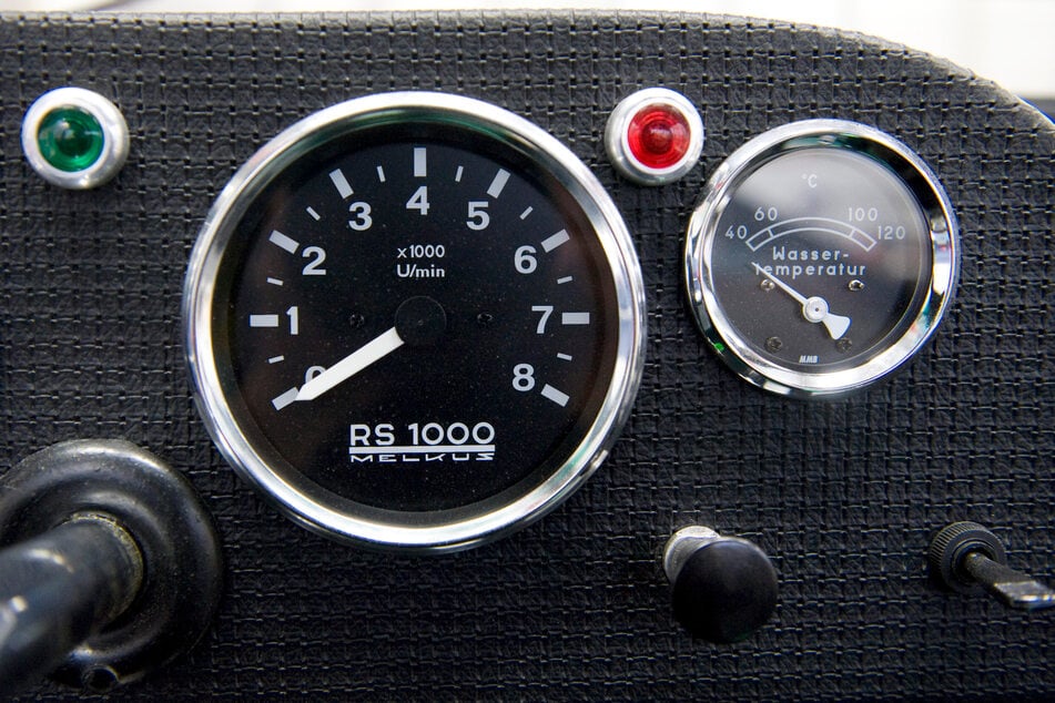 Detail vom Armaturenbrett mit Tacho. Die Familie Melkus träumte Anfang der 2000er-Jahre davon, mit einem modernen Sportwagen-Modell RS 2000 durchstarten zu können.