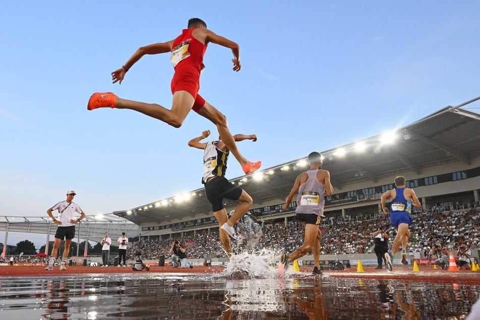 Die Tribünen im Heinz-Steyer-Stadion waren mit über 10.000 Zuschauern rappelvoll. Und im Stadion boten die Sportler wie hier bei den 3000-Meter-Hindernis top Leistungen.