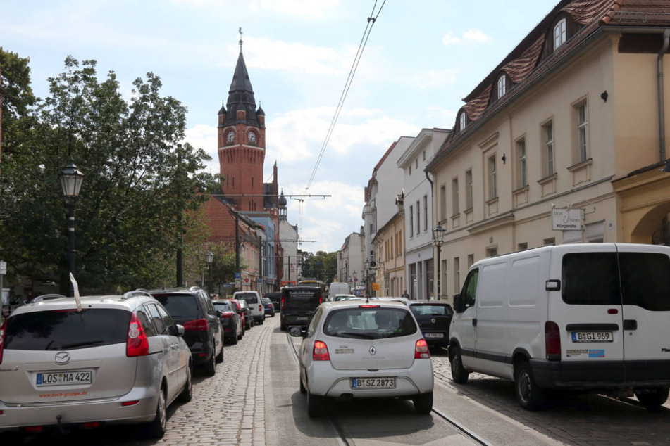 Mehre Straßen in der Köpenicker Altstadt werden vorübergehend mit einer Asphaltdecke überzogen.