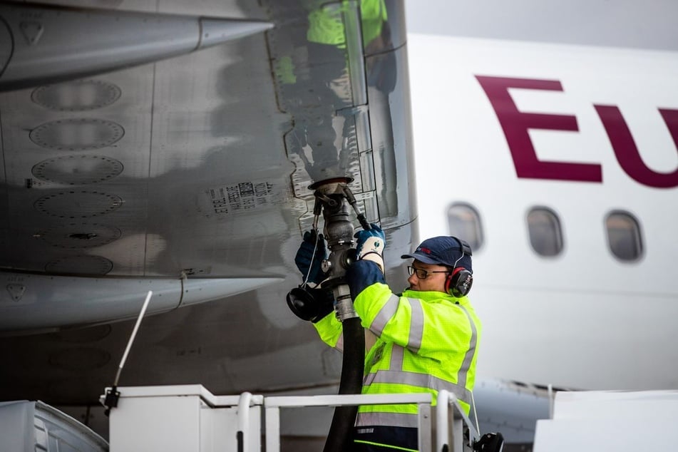 Wenn ein Flugzeug betankt wird, fließen Tausende Liter Kerosin. Könnte es bald eine umweltfreundliche Alternative geben?