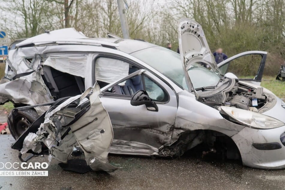 Völlig demoliert steht dieser Peugeot an der Unfallstelle - in einer 30er-Zone.