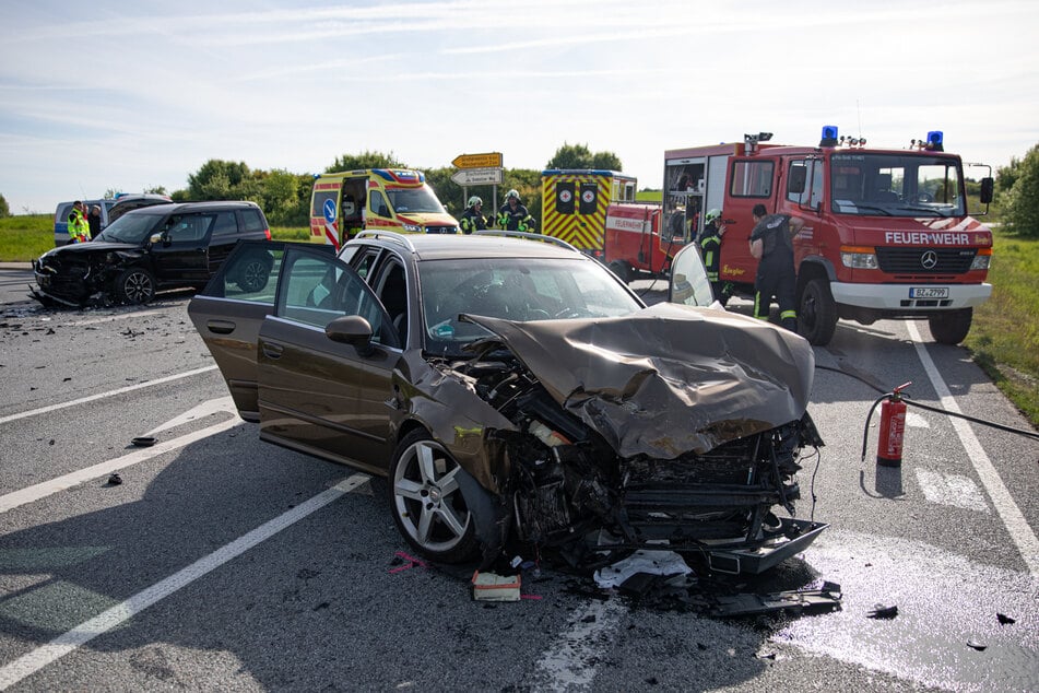 In einem Unfall auf der B98 waren drei Fahrzeuge verwickelt.