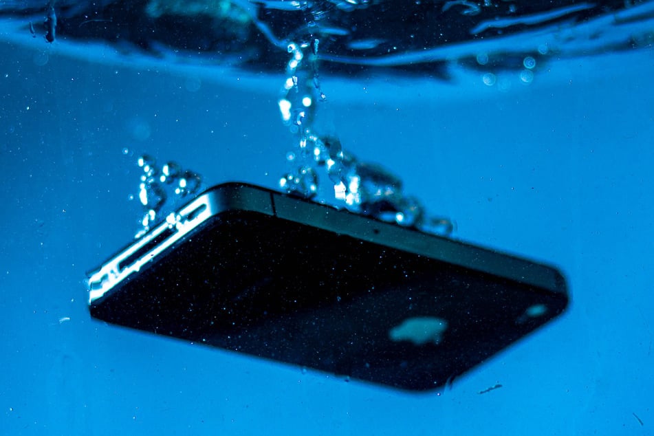 Alemán encuentra iPhone mientras bucea en Mallorca: la policía tiene una idea inusual