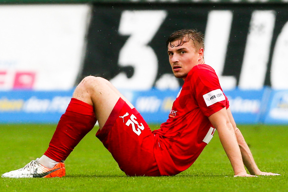 Zwckaus Stürmer Elias Huth am Boden: Der FSV gewann nur eines der letzten elf Drittliga-Spiele!