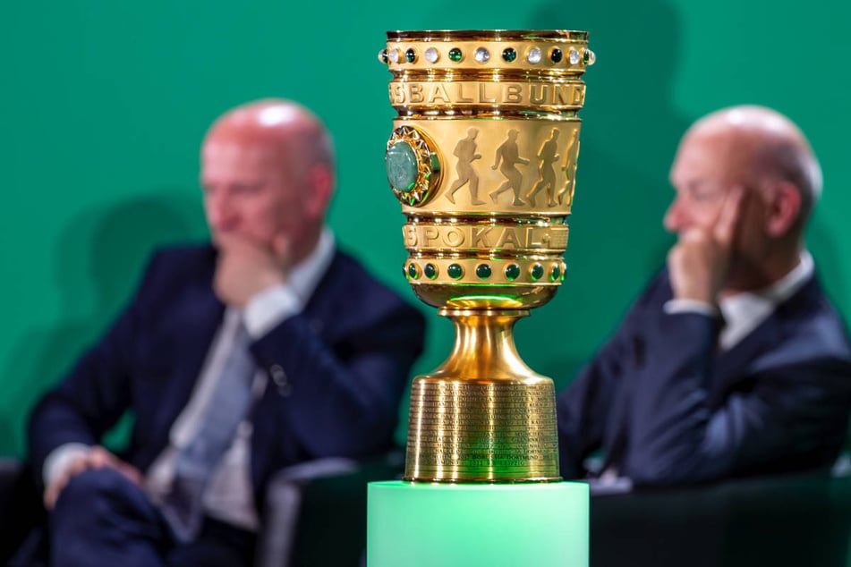 Berlins Regierender Bürgermeister Kai Wegner (52, CDU) wird den DFB-Pokal am Montagnachmittag in Empfang nehmen.