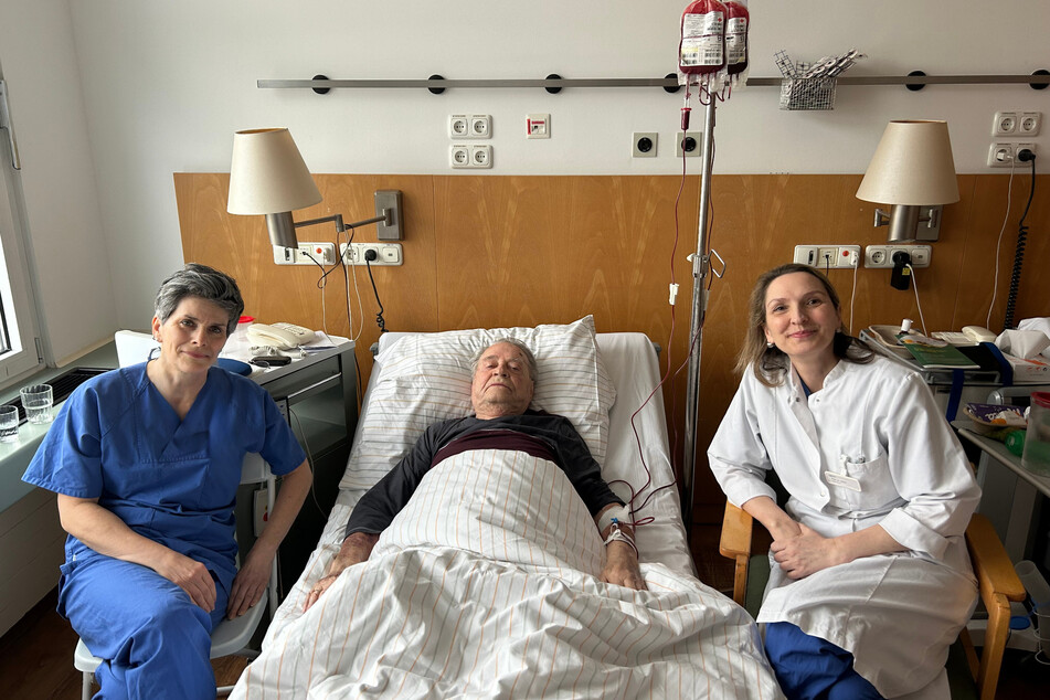 Transplantationspatient Dieter Pietsch (91, Mitte) beim Kontrolltermin im Herzzentrum Leipzig. 1998 erhielt der Senior in der Spezialklinik ein neues Herz. Zehn bis 15 Jahre sollte dieses schlagen. Nun pocht es bereits im 26. Jahr.