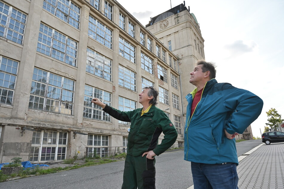 Reinhard Kiesewetter (67, l.) und Michael Sandt (59) von der Bürgerplattform West ärgern sich über den schlechten Zustand der Wander-Fabrik.