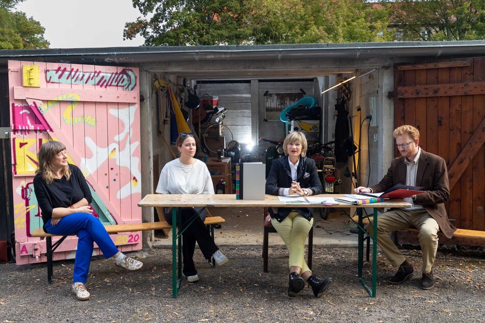 Buchbinderin Cornelia Ahnert (57), Illustratorin Ulrike Schell (23), OB Barbara Ludwig (58, SPD) und Kulturhauptstadt-Projektleiter Ferenc Csák (46) präsentierten das neue Bewerbungsbuch vor einer Garage.