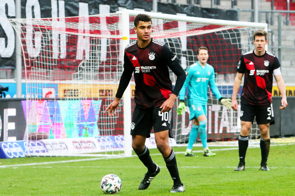 Der Meister der Vorsaison, der FC Bayern München II um Abwehrriese Jamie Lawrence (18, l.) und Kapitän Nicolas Feldhahn (34, r.), spielt zu inkonstant und liegt nur noch ein Tor vor dem ersten Abstiegsplatz.