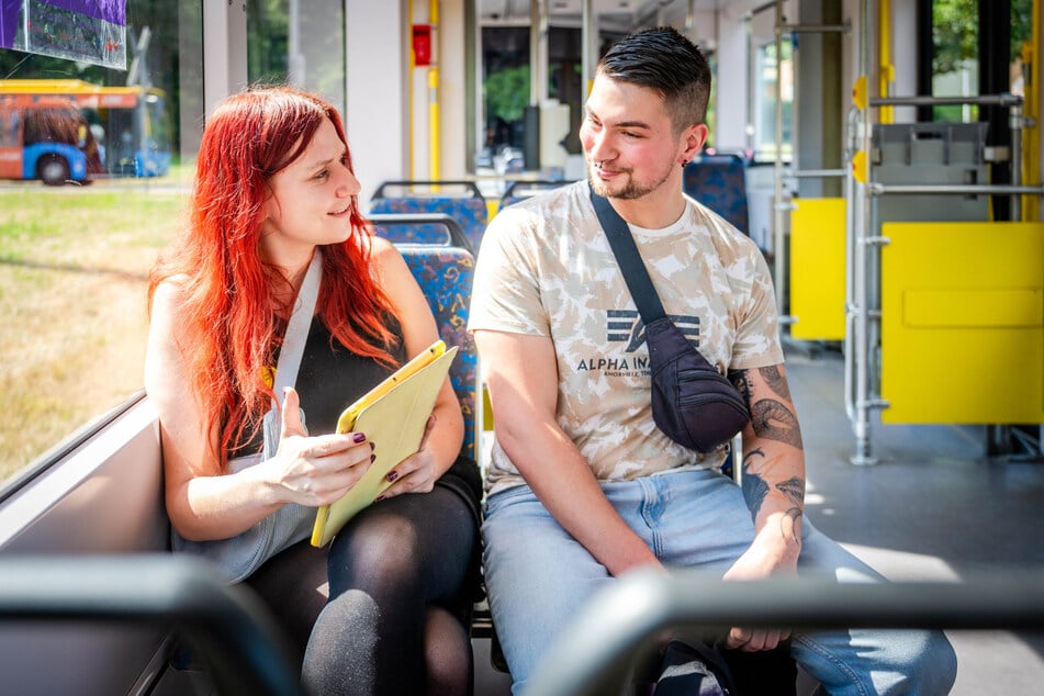Für Fahrgast Philipp Kienitz (26, r.) ist es "das Wichtigste, dass Leute miteinander kommunizieren".
