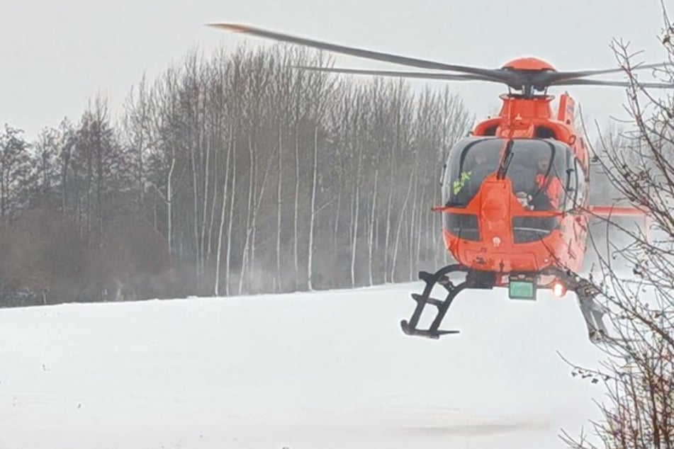 21-Jähriger knallt bei Schnee gegen Baum: Hubschrauber im Einsatz