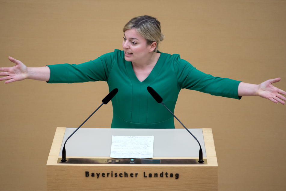 Katharina Schulze, Fraktionsvorsitzende der Fraktion Bündnis 90/Die Grünen, spricht im bayerischen Landtag während einer Plenarsitzung.