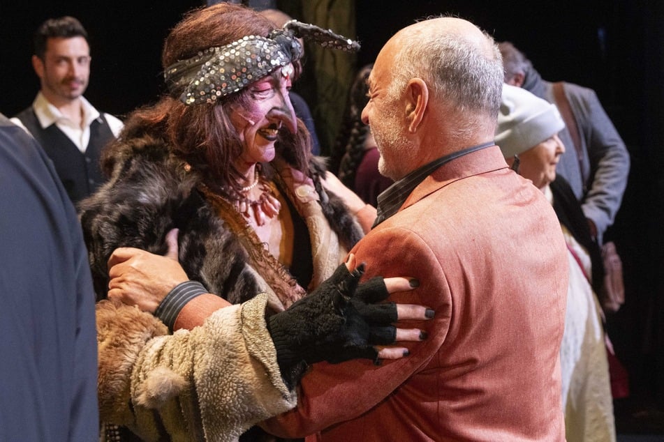 "Baba Jaga" Rainer König (71, l.) umarmt "Küchenschabe" Uwe Karpa (80).