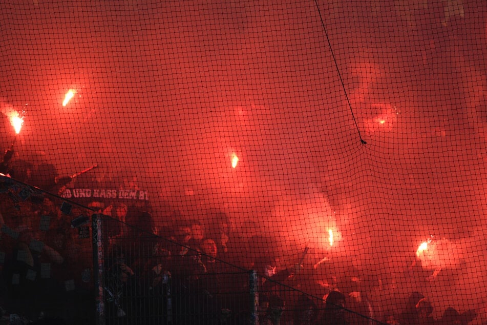 Beim Gastspiel von Hannover 96 in Braunschweig wurde wieder einmal reichlich Pyrotechnik gezündet.