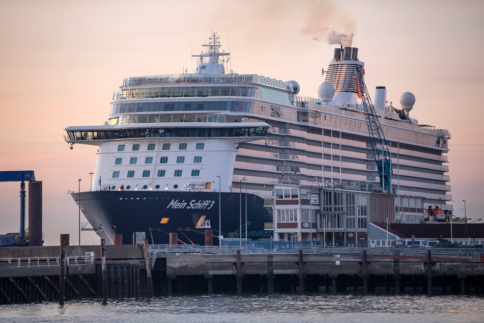 Das Kreuzfahrtschiff "Mein Schiff 3" liegt am frühen Morgen im Hafen.