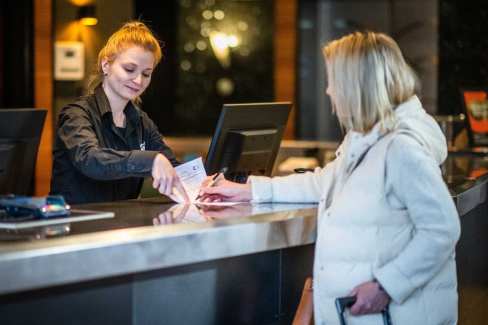 Für Melanie Matthis (33, l.), Empfangsleiterin im c/o 56 Hotel Chemnitz, bedeutet die "Bettensteuer" vor allem bürokratischen Mehraufwand.
