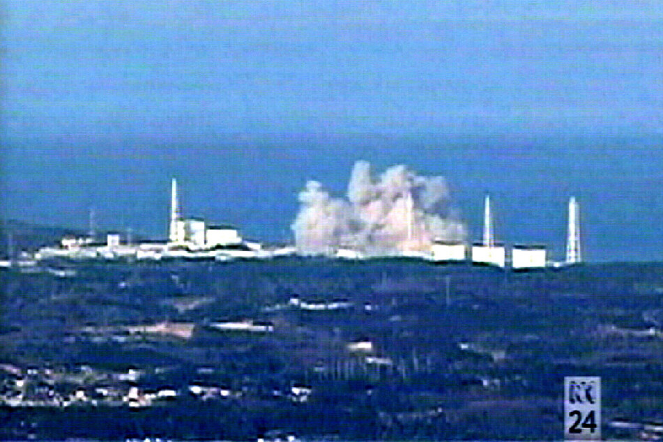 Der Tsunami löschte ganze Ortschaften aus. Auch das AKW Fukushima-Daiichi traf er so schwer, dass es infolge zu Explosionen, Kernschmelzen und Super-Gau kam.