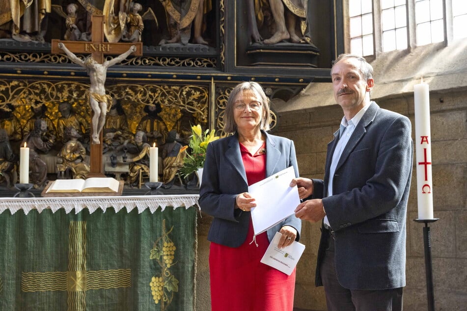 Das klingt gut: Staatssekretärin Barbara Meyer (62) überreichte den Scheck für die neuen Glocken am Dienstag an Martin Kühne (52) vom Kirchenrat.