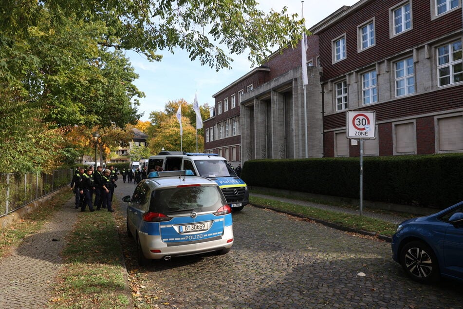 Mehrere Einsatzkräfte der Polizei haben die Universität gesichert.