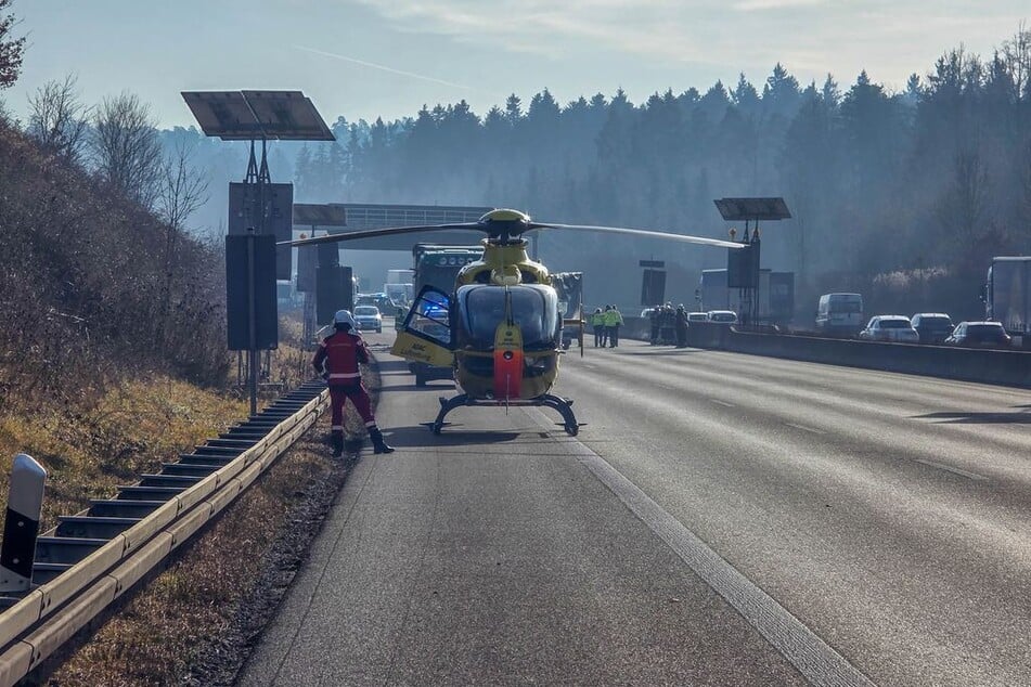 Ein Rettungshubschrauber landete auf der Autobahn. Es kam zu starken Verkehrseinschränkungen.