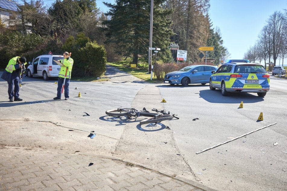 Beim Abbiegen erfasste eine VW-Fahrerin (55) den Radfahrer (†44). Er erlag seinen schweren Verletzungen.