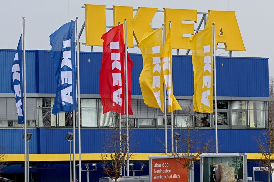 Mega-Coup bei Ikea: Frauen-Gang klaut haufenweise Möbel und haut im Porsche ab