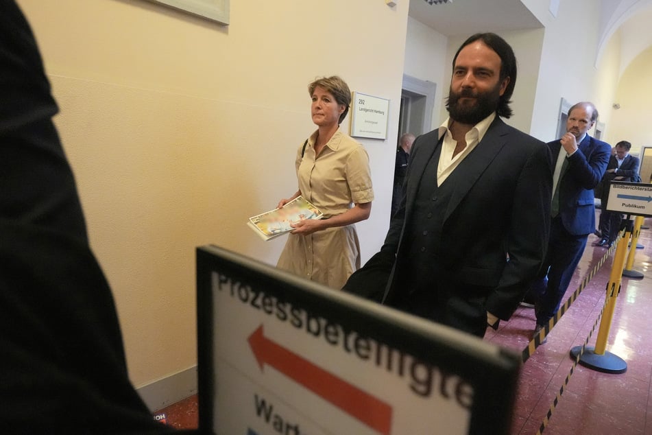 Christina Block (52) verlässt zusammen mit ihrem Anwalt Ingo Bott (42) nach nicht einmal einer Stunde den Gerichtssaal wieder. In der Hand hält die Unternehmerin noch das Bild ihrer Kinder aus dem Sommer 2021.