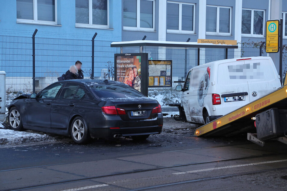 Nach der Kollision mit einem BMW krachte der VW-Transporter in die DVB-Haltestelle "Hamburger Straße".