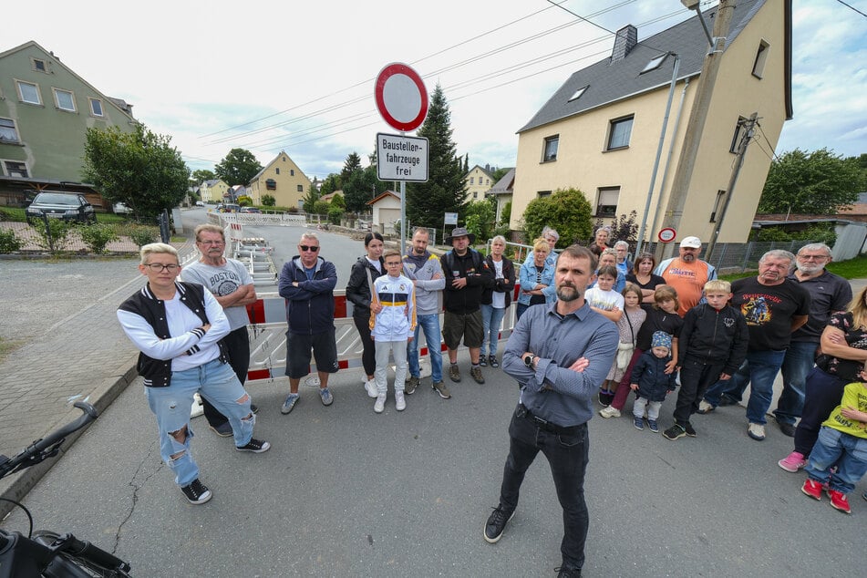 Eine Vollsperrung auf der Oberen Hauptstraße in Wittgensdorf verärgert Karsten Neddermeyer (39, vorn) und viele andere Anwohner.