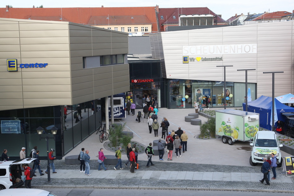 Die Schlange vor dem neu eröffneten Scheunenhofcenter in Pirna.