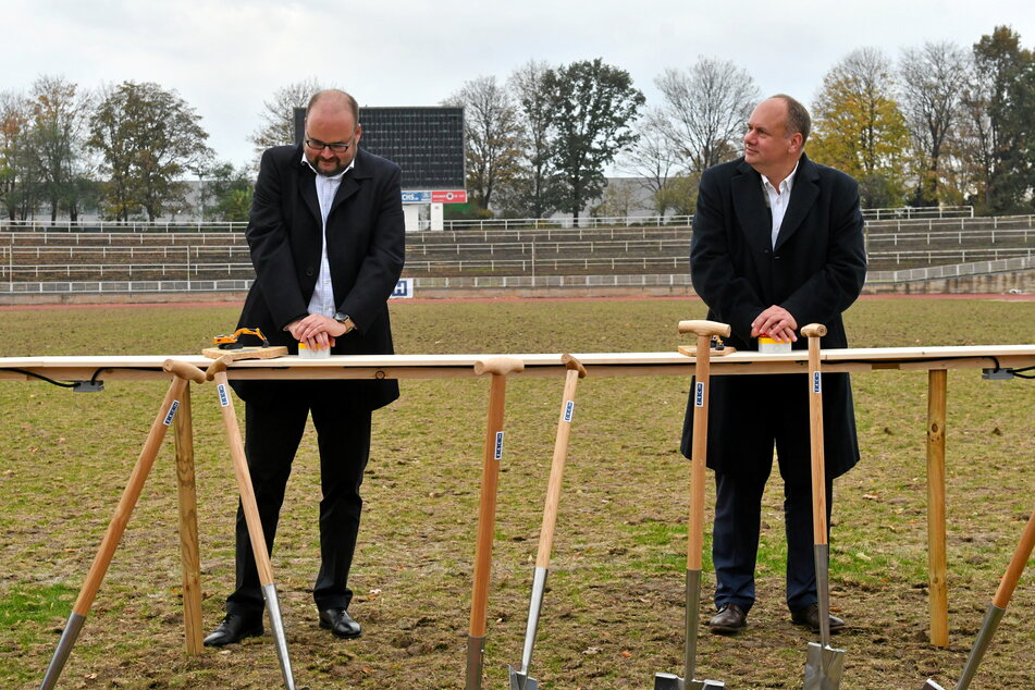 Kultusminister Christian Piwarz (46, CDU, l.) und OB Dirk Hilbert (50, FDP) gaben das Startsignal für den Stadionumbau.