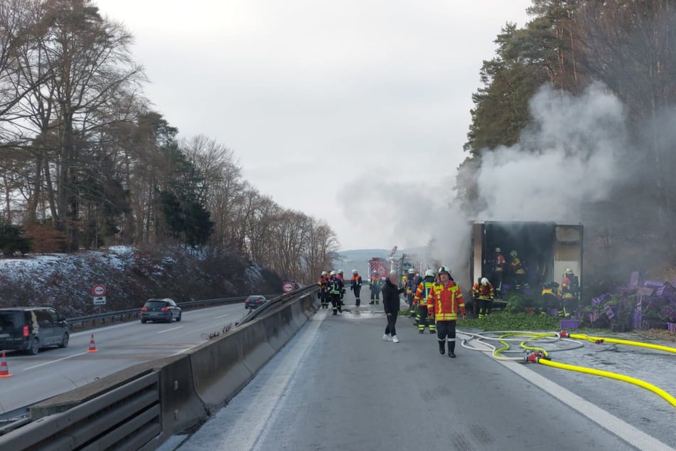 Rucola in Flammen: Sattelzug fängt während der Fahrt an zu brennen