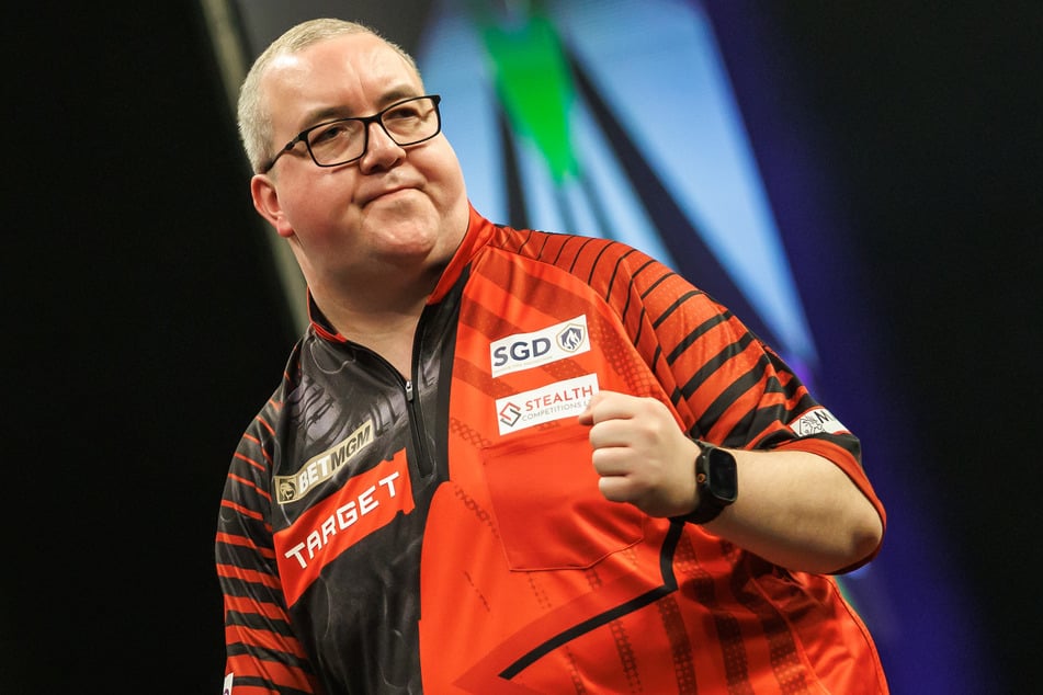 Stephen Bunting (40) también tuvo que recibir una observación de parte del entrenador de dardos Andy Cornwall.
