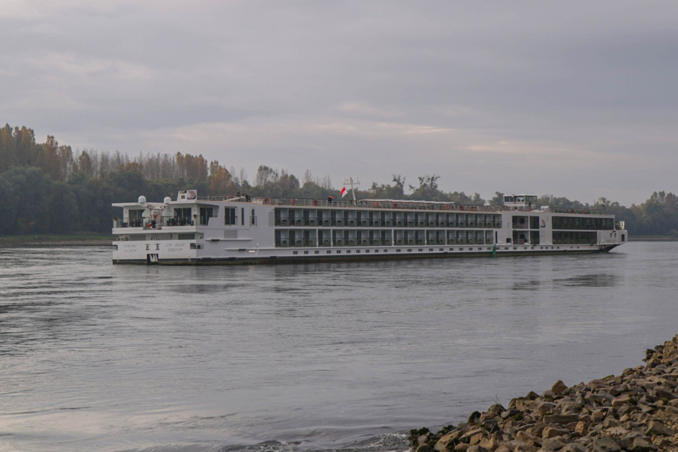 Rhein nach Havarie noch gesperrt: "Alle verfügbaren Kräfte" vor Ort