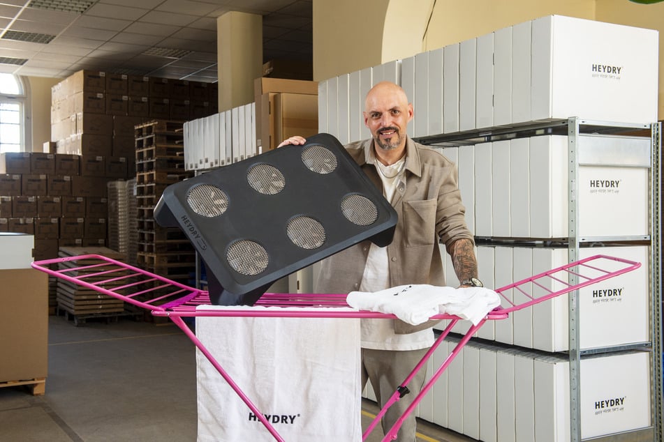 Marcel "Sam" Nagler (42) zeigt den HEYDRY: Der kompakte Wäschetrockner aus Mittweida soll Wäsche auch dort trocken bekommen, wo große Geräte keinen Platz haben.