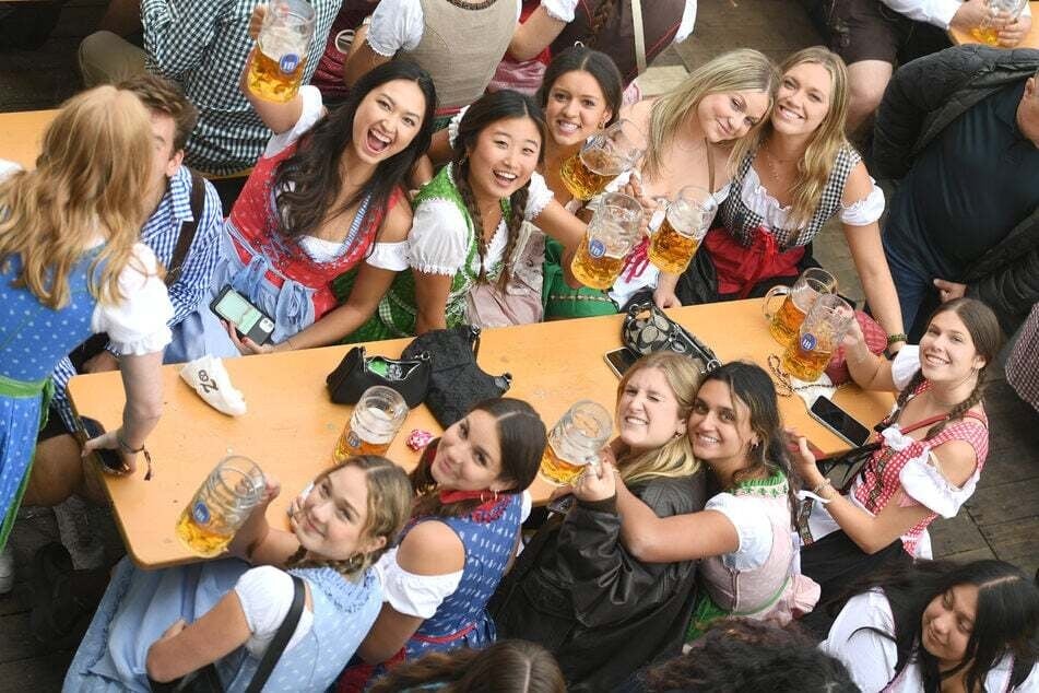 Durch die Menschenmassen bleibt es vor allem abends auf der Wiesn wärmer als im Umfeld der Stadt.