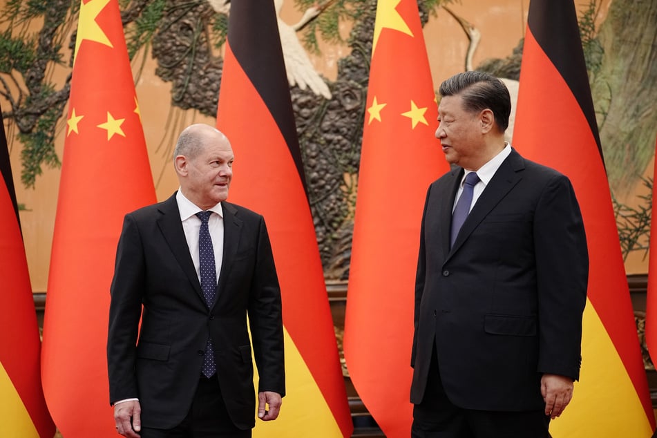 Bundeskanzler Olaf Scholz (64, SPD) wünscht sich von seinem chinesischen Amtskollegen Xi Jinping (69, r.), dass dieser nun auch mit Ukraine-Präsident Selenskyj zu Gesprächen zusammenkommt.