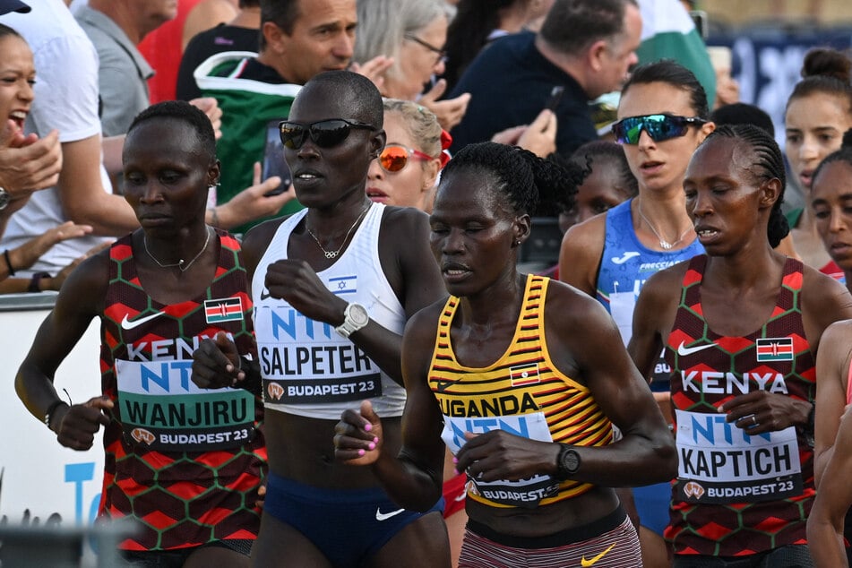 Olympionikin Rebecca Cheptegei (33, 3.v.l.) kämpft im Moment um ihr Leben.