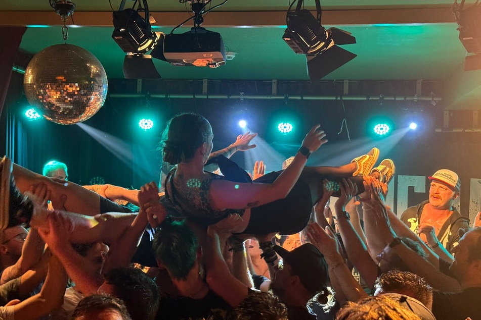 Crowdsurfer hatten im Tanzlokal zwar einen kurzen Weg, wurden aber liebevoll von Band und Crew in Empfang genommen.