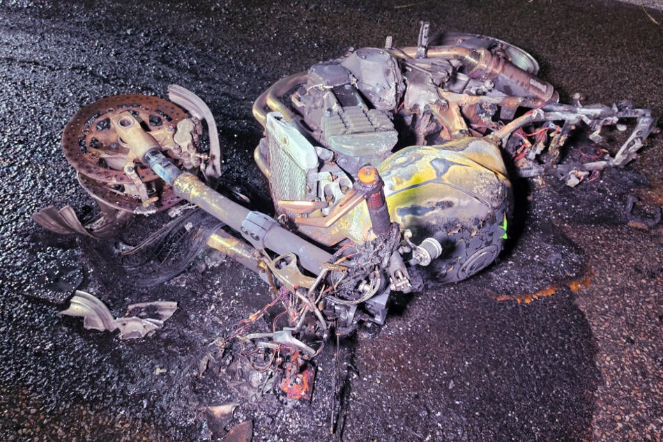 Motorrad brennt nach Unfall komplett aus