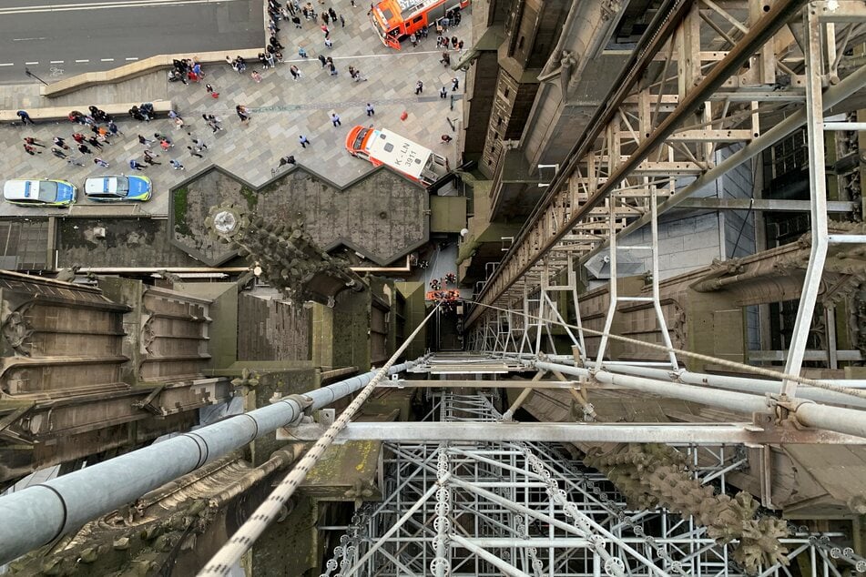 Die Frau wurde aus rund 45 Metern Höhe am Kölner Dom abgeseilt.