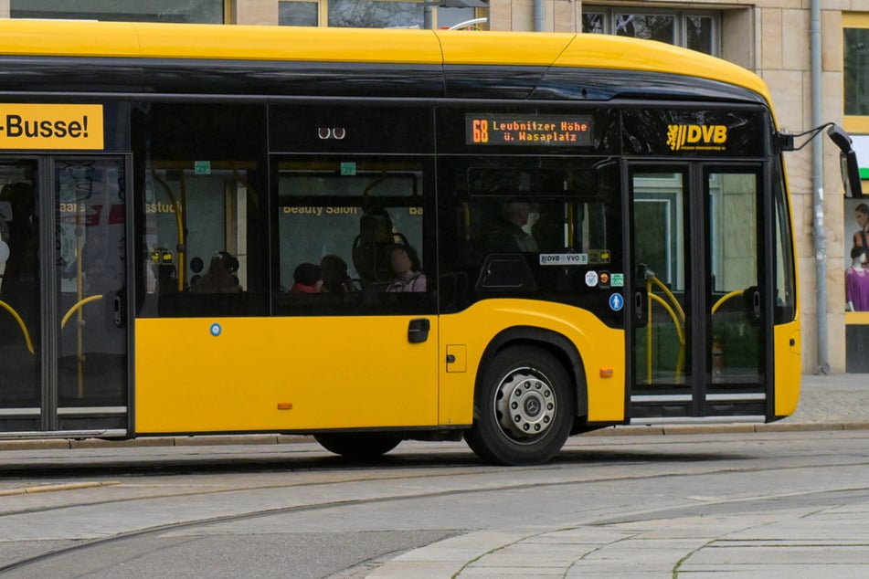 Am Dienstagabend sind zwei junge Mädchen (7, 8) mit einem Linienbus kollidiert. (Symbolfoto)