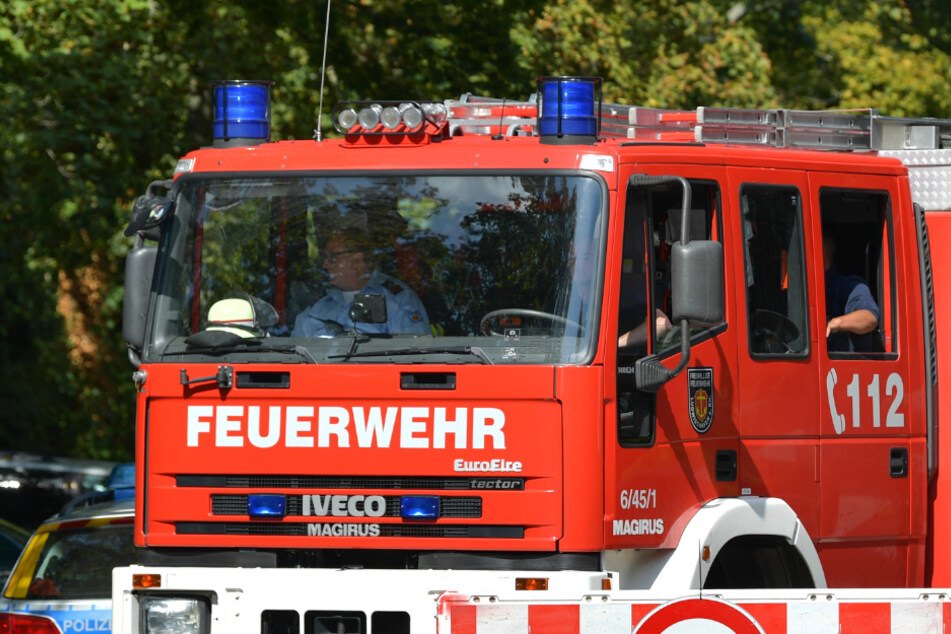 Die Feuerwehr löschte die brennende Handtasche. Zuvor hatte der Fahrer auf dem Seitenstreifen gehalten. (Symbolbild)