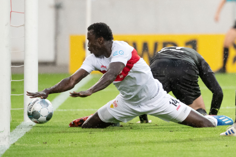 Stuttgarts Silas Wamangituka beim Eigentor von Sandhausens Kister zum 3:0.