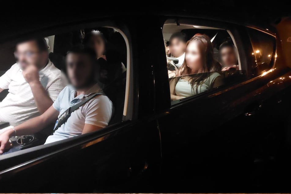 Insgesamt sieben Personen saßen im von der Polizei gestoppten Ford - vier von ihnen führten keine Aufenthaltsdokumente mit sich.