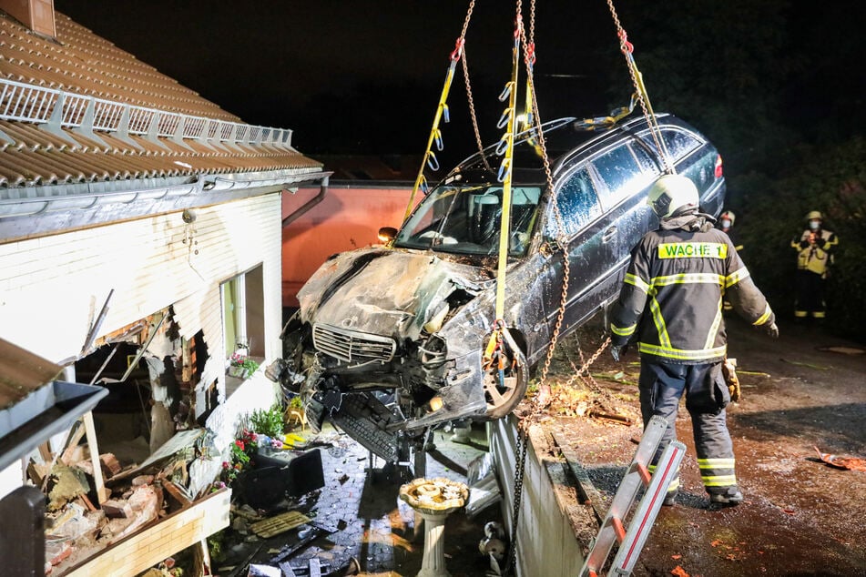Einsatzkräfte bargen den Mercedes mit einem Kran aus der Hauswand. Das Auto wurde von der Polizei sichergestellt.