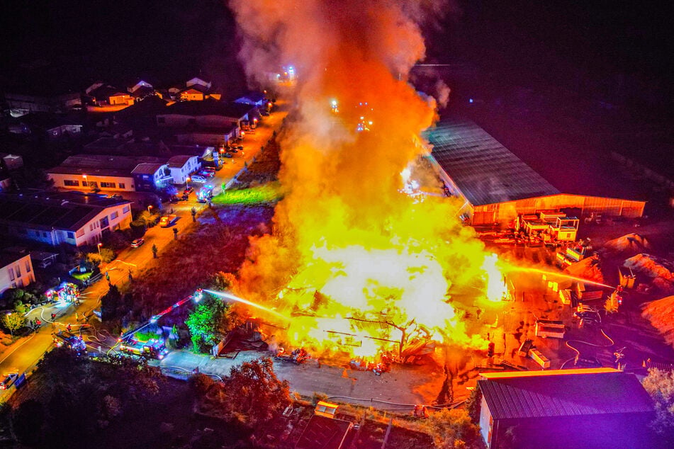 Die Lagerhalle stand vollständig in Brand.
