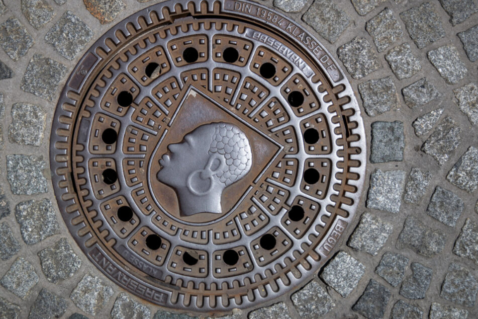 Der "Coburger Mohr" ziert einen Kanaldeckel in der Innenstadt.