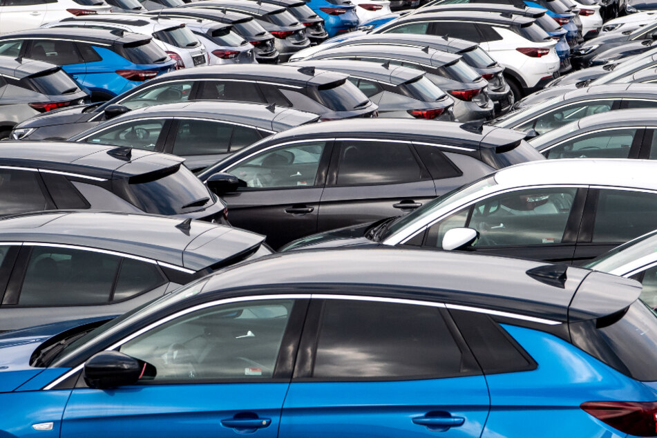 Niedersachsen, Wilhelmshaven: Autos stehen vor dem Terminal zur Verschiffung von Gebrauchtwagen von Europa nach Afrika.